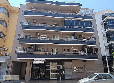 KARŞIYAKA YALI'DA MÜKEMMEL KONUMDA, BAKIMLI ÇİFT CEPHE 2+1 DAİRE