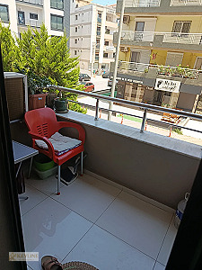 KARŞIYAKA YALI'DA MÜKEMMEL KONUMDA, BAKIMLI ÇİFT CEPHE 2+1 DAİRE