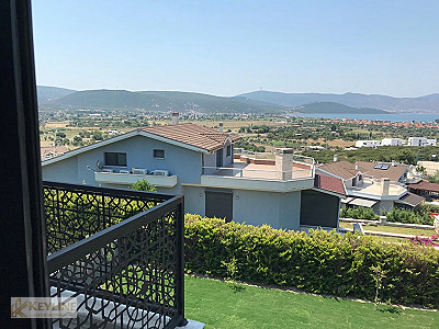 URLA İÇMELERDE DENİZ MANZARALI LUX YAPILI MÜSTAKİL VİLLA